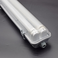 Luminaria LED Tri-Proof IP65 Resistente a la Intemperie, Hermética al Vapor, para Uso en Interiores, Almacenes Industriales y Estacionamientos