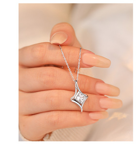 Collier pendentif en diamant taille princesse, argent sterling 925 plaqué rhodium, design géométrique halo, chaîne classique pour femme - Product Image 6