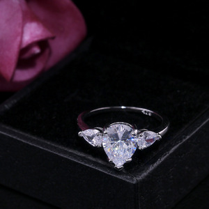 Anello di Moda con Zircone a Goccia, Elegante Gioiello di Fidanzamento per Donne, Design Moderno per Uso Quotidiano - Product Image 6