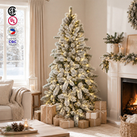 Sapin de Noël d'intérieur pré-éclairé avec guirlandes lumineuses multicolores à brancher, entièrement décoré pour une présentation festive