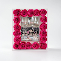 Acryl frame met echte, natuurlijke, eeuwigdurende geconserveerde rozen. Romantisch, tijdloos bloemherinnering voor bruiloften en speciale gelegenheden.
