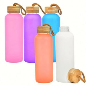Botellas de agua de vidrio de borosilicato de 20 oz, esmeriladas, multicolor, para sublimación, con tapa de bambú y cuerda. - Product Image 1