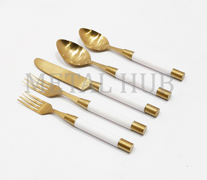 Ensemble de couverts modernes en or mat avec manche en résine et embout doré, lot de 5 couverts haut de gamme en acier inoxydable pour cuisine, hôtel, fête - Product Image 2