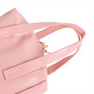 กระเป๋าเครื่องสำอางหนัง PU หูหิ้วนุ่มอเนกประสงค์กันน้ำสำหรับจัดเก็บของใช้ในบ้าน ลายตัวอักษร ฤดูใบไม้ผลิ 2025 พร้อมด้ายเย็บ - Product Image 1