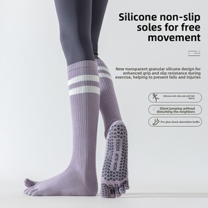 Chaussettes de yoga et de Pilates longues à rayures en coton peigné sans couture pour femmes, antidérapantes, professionnelles, pour le sport et le fitness - Product Image 3
