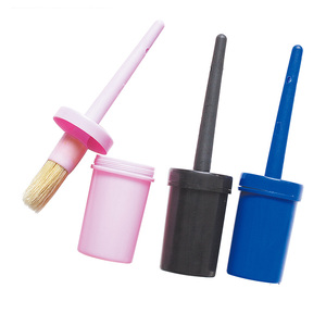 แปรงขนธรรมชาติสำหรับทาสีกีบม้า พร้อมฝาปิดแบบขวด - Product Image 1