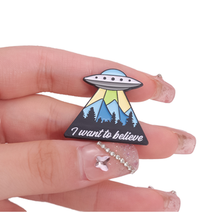 Alieno UFO spille in smalto torcia personalizzata voglio credere spille per vestiti con risvolto gioielli regalo per bambini modello di capodanno cinese - Product Image 1