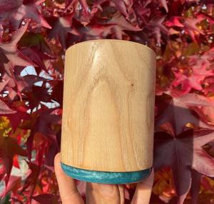 Elegante Portalápices de Resina y Madera que Combina Madera Duradera con un Diseño Artístico en Resina para una Organización Elegante del Escritorio - Product Image 3