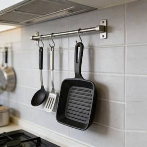 Poêle à frire ovale en fonte Zunck pour cuisine et restaurant, à usage unique, avec base en bois - Product Image 5