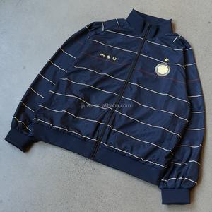 <span class=keywords><strong>Giacca</strong></span> Sportiva Leggera con Zip Personalizzata <span class=keywords><strong>a</strong></span> <span class=keywords><strong>Righe</strong></span> Stampate in Poliestere Vestibilità Ampia Casual Oversize per <span class=keywords><strong>Uomo</strong></span> - Product Image 1