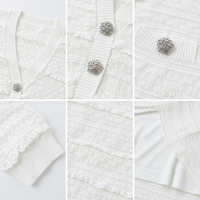 Nouvelle Collection Printemps 2026 – Robe Courte Tricotée Blanche Col V Ajustée à la Taille avec Incrustations Diamantées et Volants – Élégante pour le Quotidien Féminin