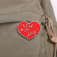 I Love Lucy esmalte Pin programa de televisión clásico corazón rojo broche solapa insignia joyería regalo para amigos al por mayor