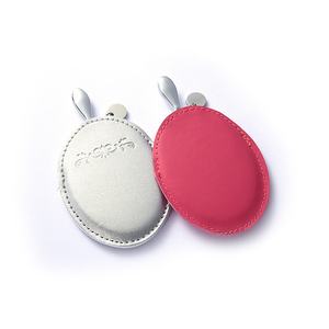 Miroir de poche ovale compact moderne et élégant en PU avec poignée pour la vente au détail - Product Image 1