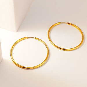 Boucles d'oreilles créoles creuses tendance pour femme en acier inoxydable plaqué or 18 carats, étanches, de haute qualité - Product Image 1