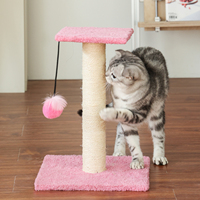 Tour griffoir pour chat à deux niveaux en sisal naturel avec perchoir supérieur et deux jouets pompons suspendus