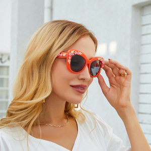 Gafas de sol de moda estilo ojo de gato para mujer, protección UV400, lentes grises degradados, montura de PC, gafas de sol modernas para viajes y uso en escenarios. - Product Image 3