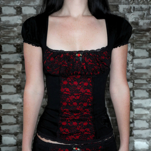 Top de punto para mujer con paneles de encaje negro, manga corta abullonada, cuello cuadrado y forro rojo, estilo vintage oscuro y sexy, informal. - Product Image 1