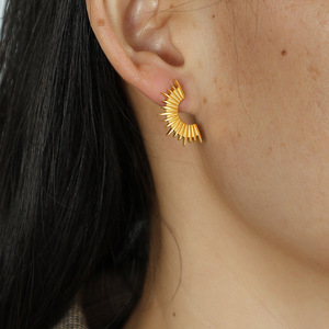 ต่างหูทรงเรขาคณิตซันเบิร์สต์ 18K ชุบทองไทเทเนียมเหล็กเครื่องประดับแฟชั่นปาร์ตี้ EH72 - Product Image 3