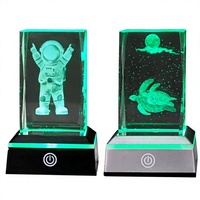 Ornamen Kristal Pasangan Lintas Batas Lampu Malam Sensitif Sentuhan Berubah Warna Tema Astronot dan Penyu Laut Bergaya Akuatik Modern
