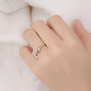 Anillo de Compromiso para Mujer con Moissanita de 0.5CT/0.3CT, 5 Piedras, Creado en Laboratorio, VVS1, GRA, Chapado en Oro Blanco de 14K, Plata de Ley S925 - Product Image 6