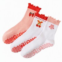 Service OEM/ODM Chaussettes de Pilates antidérapantes pour femmes en coton, avec revers à volants, motif fraise, cerise, cœur, chaussettes de yoga avec grip, 3 paires
