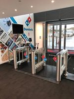 Tourniquet coulissant en verre avec système de numérisation de codes QR et d'empreintes digitales