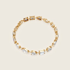 Pulsera de diamantes Amour con un diseño delicado con brillantes diamantes engastados en una banda elegante que encarna la pasión amorosa - Product Image 3