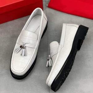 Mocasines de Alta Calidad, Cuero Vacuno Repujado con Patrón de Cocodrilo, Decoración con Borlas, Casuales y Modernos, Transpirables, Ferragamos - Product Image 3