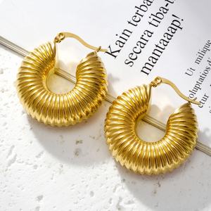 Joyería de Moda, Aros Huggie Gruesos Chapados en Oro de 18k PVD, Hipoalergénicos, para Mujer - Product Image 2