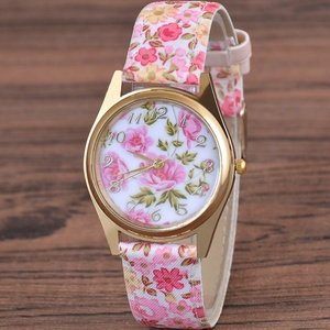 Montre à quartz tendance à bracelet en tissu floral pour femme, style frais, vente en gros - Product Image 2