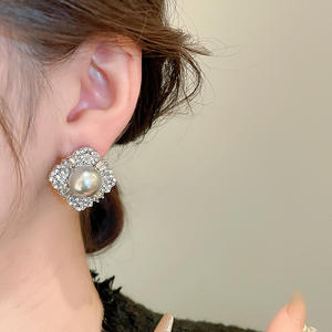 Gümüş iğne kakma elmas kelebek inci çift taraflı high-end zarif şık işık lüks toptan saplama küpe kadınlar için - Product Image 3