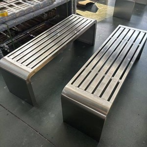 Banc d'extérieur robuste en acier inoxydable pour espaces publics, banquette commerciale pour zones fumeurs, gares de transit et vestiaires - Product Image 3