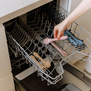 ES-Pro BPA-Free Anti-escaldado Platino Silicona Bebé Tenedor Cuchara Set Patrón sólido Listo Stock Alimentación Entrenamiento Juego <span class=keywords><strong>de</strong></span> cucharas <span class=keywords><strong>de</strong></span> alimentación - Product Image 2