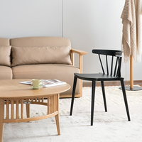 Chaise de salle à manger de restaurant en plastique coloré nordique moderne bon marché en gros pour l'extérieur, le jardin, le café