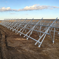 Structure de montage solaire au sol en aluminium sur mesure avec vis de fondation pour panneaux solaires commerciaux