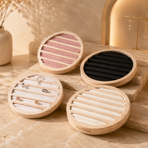 Bandeja redonda de madera para exhibir joyas con ranuras de terciopelo suave o PU para presentación minorista de anillos y pendientes y para marcas de joyería. - Product Image 1