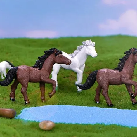 Коллекционная Реалистичная белая и коричневая игрушечная фигурка лошади из ПВХ