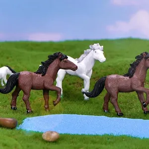 لعبة مجسّمة بشكل حصان من كلوريد متعدد الفينيل, قابلة للجمع ، باللونين الأبيض والبني