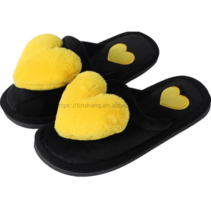 Chaussons en fourrure pour femmes, chaussons d'intérieur en peluche avec cœur, parfaits pour l'hiver - Product Image 4