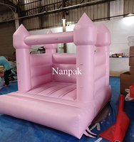 Château gonflable mini blanc pastel de 6 pieds, en PVC commercial, pour enfants, idéal pour les fêtes et événements en intérieur.