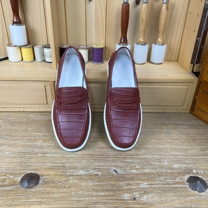 Mocasines de Cuero 100% Piel de Cocodrilo Color Vino Tinto para Hombre al por Mayor – Suela Blanca Gruesa, Sin Cordones, OEM/ODM Disponible - Product Image 1