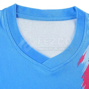 Ensemble de maillots de football personnalisés pour hommes, bleu et rouge, imprimé géométrique, manches courtes, col en V, 100% polyester, évacuation de l'humidité, coupe régulière - Product Image 2