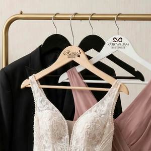 Cintres Mariée et Marié, Cintre en Bois Gravé Personnalisé pour Robe de Mariée, Cadeaux pour Demoiselles d'Honneur et Garçons d'Honneur - Product Image 3