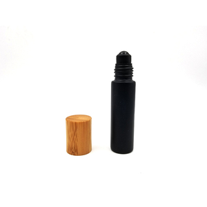 Botella de Vidrio Negra Vacía para Perfume o Aceite, <span class=keywords><strong>con</strong></span> Tapa de Rosca y <span class=keywords><strong>Rodillo</strong></span> para el Cuerpo, <span class=keywords><strong>con</strong></span> Caja, de Alta Calidad, 10 ml, Serigrafiada - Product Image 1
