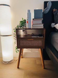 โต๊ะข้างเตียงทำจากหวายสีวอลนัทธรรมชาติทันสมัยพร้อมโต๊ะเก็บของเน้นข้างเตียงพร้อมขาไม้เนื้อแข็งประกอบง่าย - Product Image 5