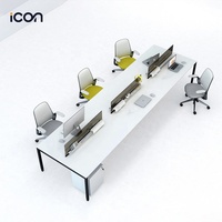 Cloison de séparation de bureau modulaire avec panneau en verre dépoli et cadre en bois pour une mise en place contemporaine de poste de travail en cubicle
