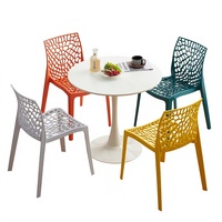 Chaise de salle à manger en plastique épaissi sur mesure avec dossier ajouré, idéale pour les salles à manger domestiques ; Chaises de style moderne et minimaliste
