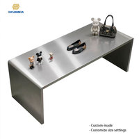 Table de présentation de luxe en acier inoxydable recyclable pour îlot d'exposition, idéale pour vêtements, chaussures, sacs en magasin de détail