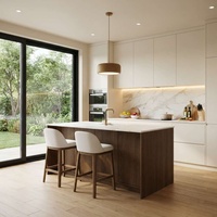 Cuisine blanche sur mesure minimaliste pour toute la maison, avec îlot de petit-déjeuner en surface solide et cascade, idéale pour cuisine ouverte résidentielle
