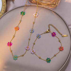 Collana in Acciaio al Titanio con Perline Floreali Colorate Retrò per Donne, Elegante Collana a Catena con Piccoli Fiori, Regalo per Amiche - Product Image 5
